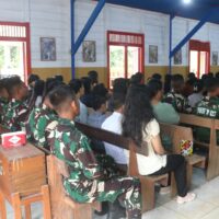 Anggota Satgas TMMD Ke-127 Laksanakan Ibadah Minggu Bersama Umat di Linggang Amer