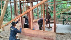 Penuh Ketelitian, Satgas TMMD Pasang Dinding RTLH