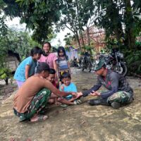 Keceriaan di Lokasi TMMD: Anggota Satgas Bermain Bersama Anak-Anak Linggang Amer