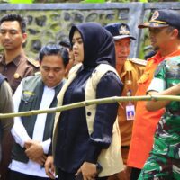 Dandim 0820/Probolinggo Letkol Inf Ribut Yodo Apriantono, S.M. Bersama Forkopimda Mendampingi Gubernur Memantau Dampak Banjir