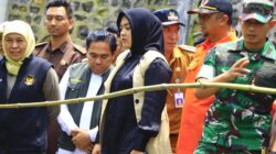 Dandim 0820/Probolinggo Letkol Inf Ribut Yodo Apriantono, S.M. Bersama Forkopimda Mendampingi Gubernur Memantau Dampak Banjir