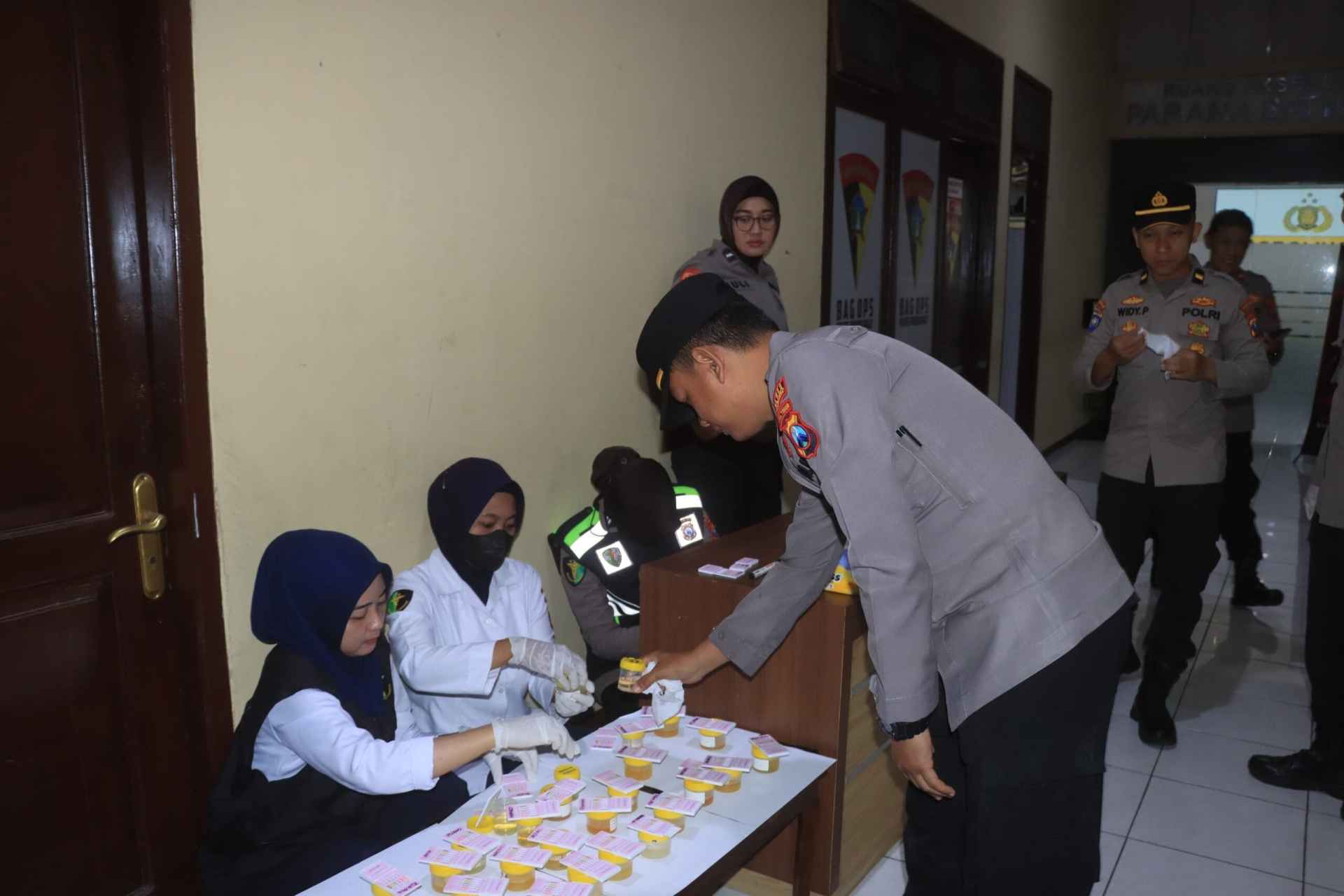 Jaga Marwah Institusi, Polres Probolinggo Lakukan Tes Urine Massal sebagai Komitmen Anti-Narkoba