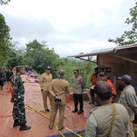 Hujan Deras Picu Longsor di Desa Segaran, Polisi Probolinggo Pasang Pengaman dan Alihkan Arus