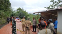 Hujan Deras Picu Longsor di Desa Segaran, Polisi Probolinggo Pasang Pengaman dan Alihkan Arus