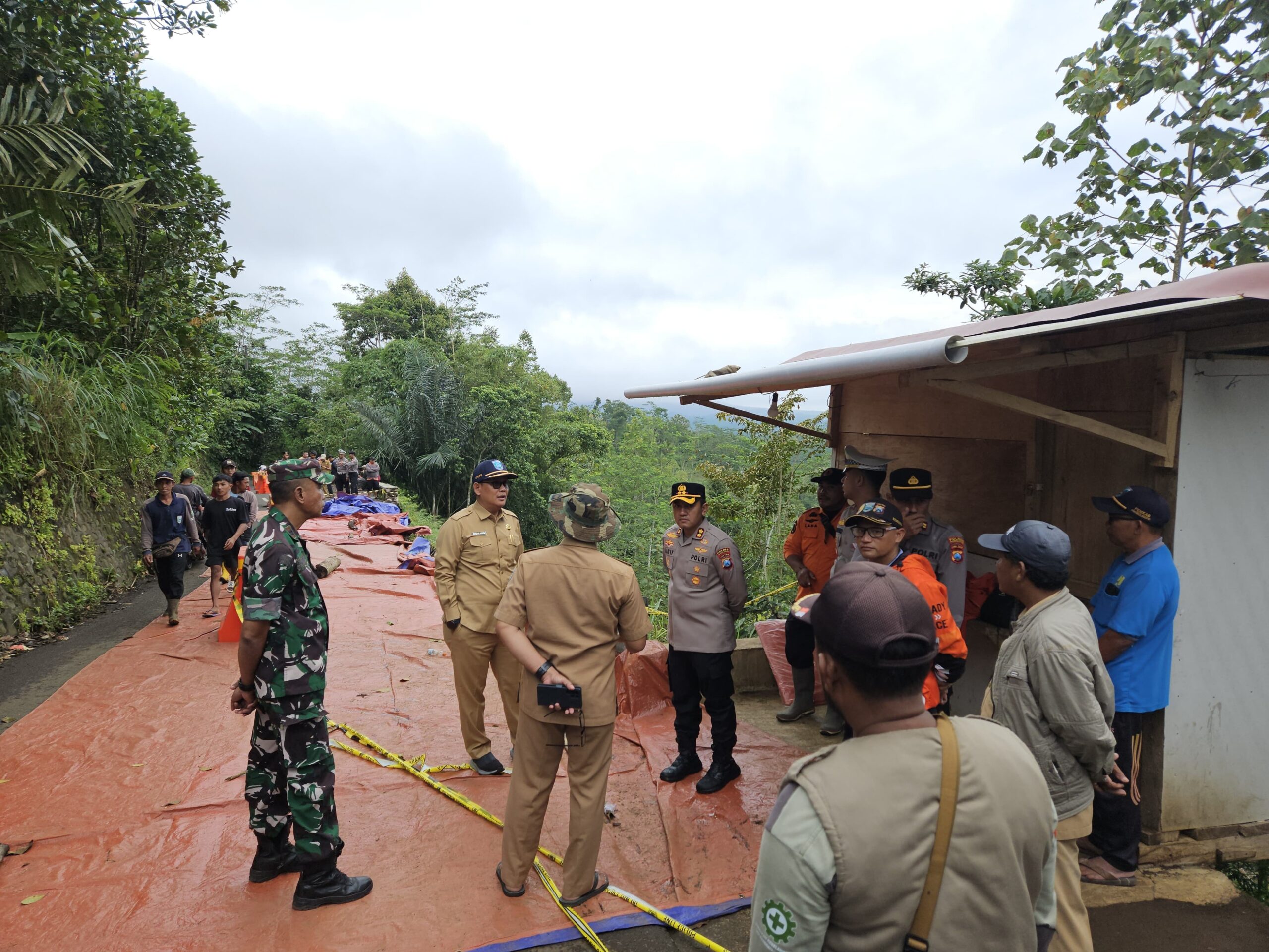 Hujan Deras Picu Longsor di Desa Segaran, Polisi Probolinggo Pasang Pengaman dan Alihkan Arus