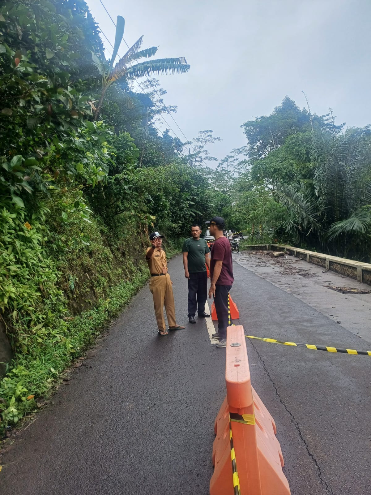 Dishub Probolinggo Ambil Tindakan Darurat, Jalur Segaran–Tiris Ditutup Hingga Evaluasi Selesai Dishub Probolinggo Ambil Tindakan Darurat, Jalur Segaran–Tiris Ditutup Hingga Evaluasi Selesai