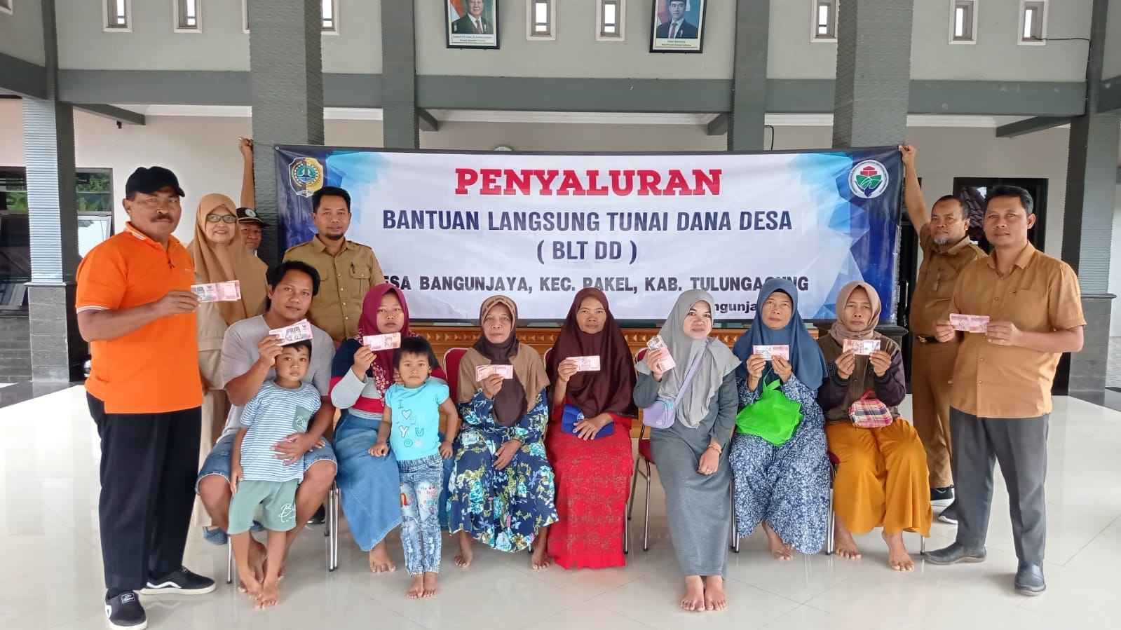 Desa Bangunjaya Kecamatan Pakel Tulungagung Salurkan BLT kepada 9 KPM Desa Bangunjaya Kecamatan Pakel Tulungagung Salurkan BLT kepada 9 KPM