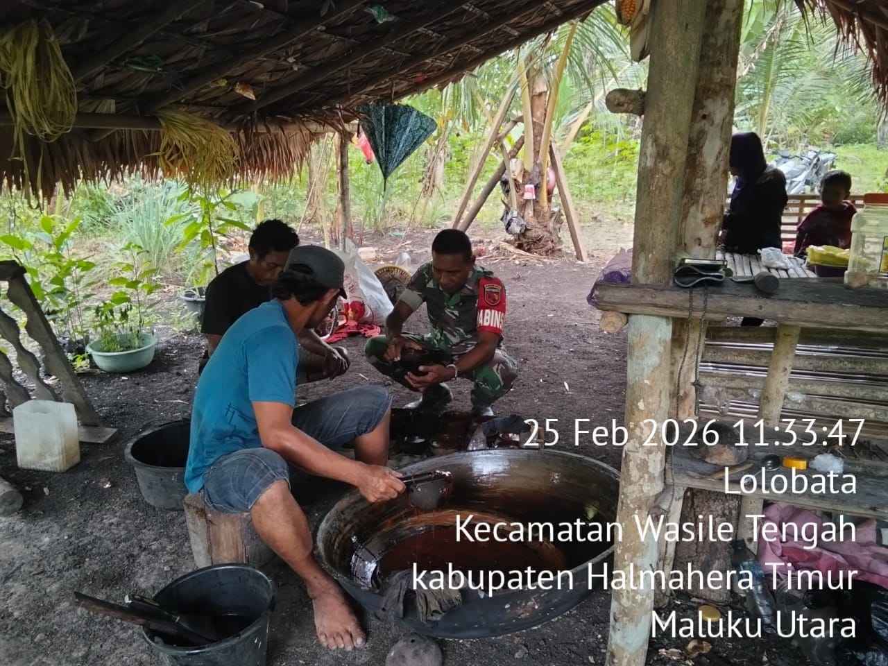 Komsos Humanis, Babinsa Koramil 1505-02/Wasile Dampingi Pengolahan Gula Aren Warga Binaan