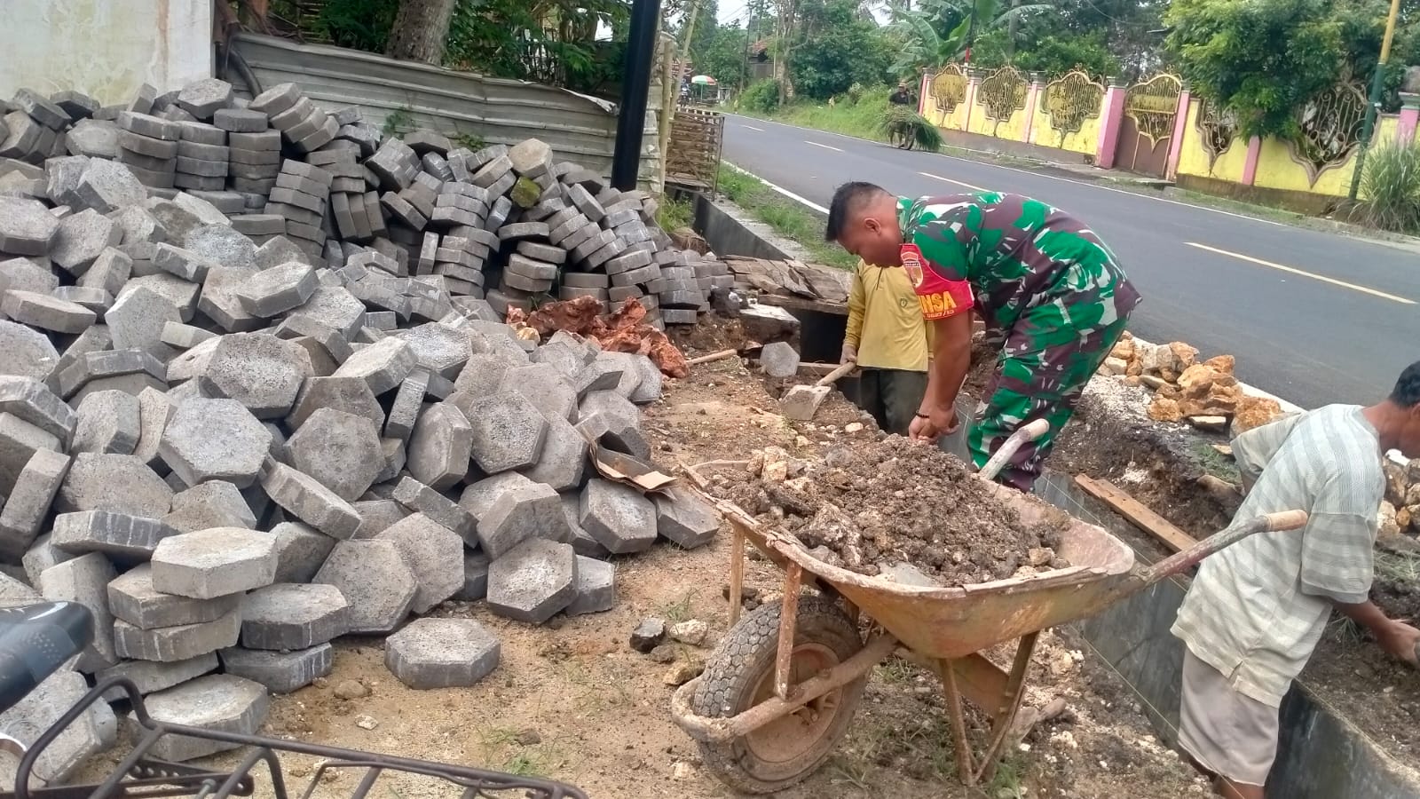 Koramil Wonomerto Mempelopori Pelaksanaan Kerja Bakti Memperbaiki Plengsengan Koramil Wonomerto Mempelopori Pelaksanaan Kerja Bakti Memperbaiki Plengsengan