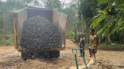 Terus Kebut Semenisasi, Satgas TMMD Tambah Koral Demi Perkuat Struktur Jalan di Kampung Ling