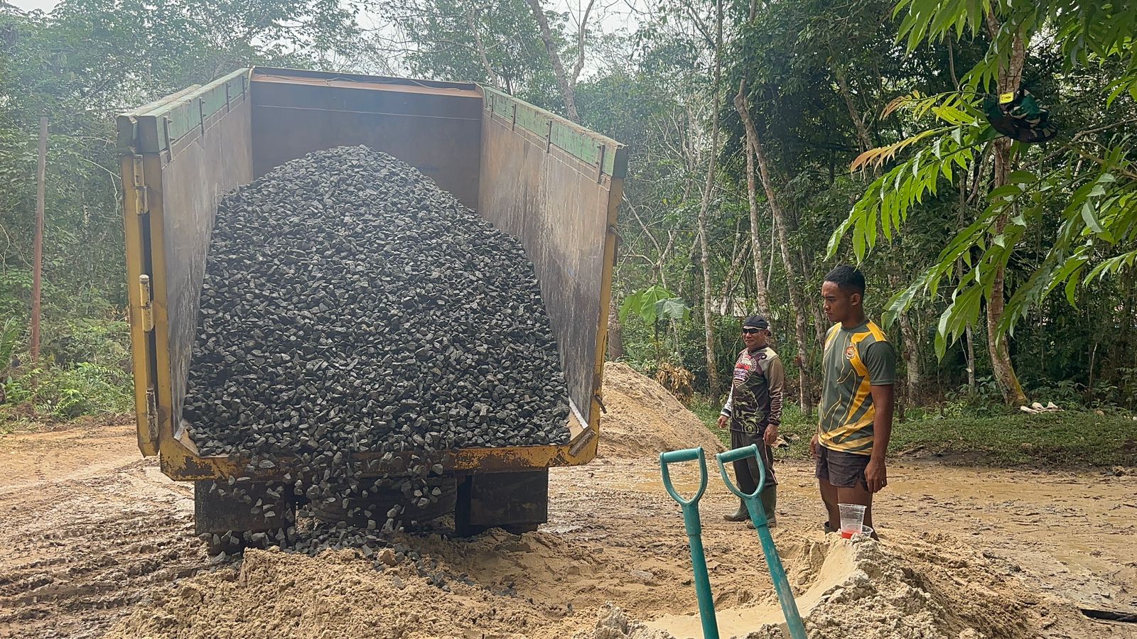 Terus Kebut Semenisasi, Satgas TMMD Tambah Koral Demi Perkuat Struktur Jalan di Kampung Ling