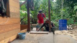 Bahu Membahu Bersama Satgas TMMD, Warga Bantu Percepatan Pembangunan RTLH di Kampung Linggang Amer