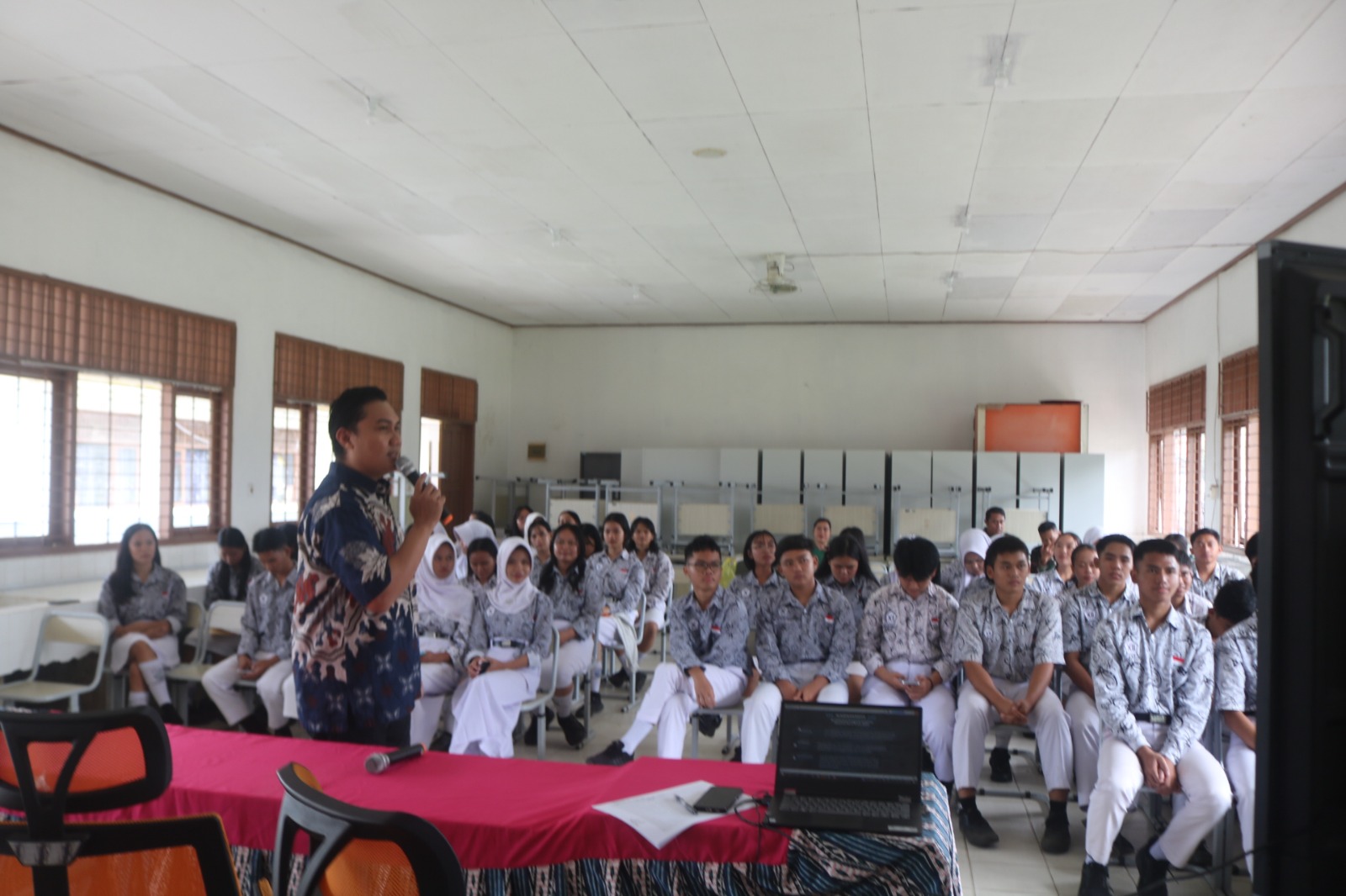Satgas TMMD Kodim 0912/Kubar Bersama Dinkes Kubar Gelar Sosialisasi Bahaya Narkoba di SMAN 01 Linggang Bigung Satgas TMMD Kodim 0912/Kubar Bersama Dinkes Kubar Gelar Sosialisasi Bahaya Narkoba di SMAN 01 Linggang Bigung