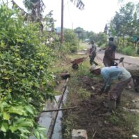 Babinsa Haruyan Bersama Masyarakat Laksanakan Gotong Royong Pembersihan Lingkungan