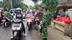 Babinsa Koramil Kasiman Bojonegoro bagikan Ratusan Paket Takjil Ramadhan
