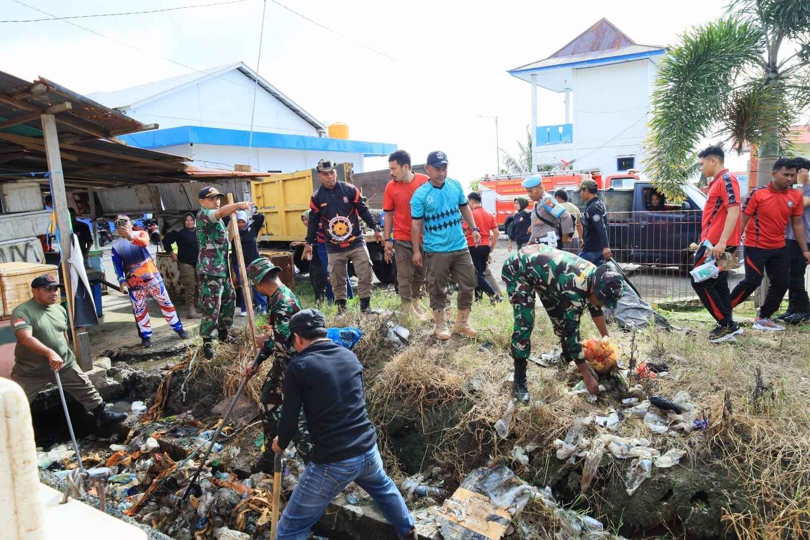 Peduli Lingkungan, Kodim 1505/Tidore Bersama Instansi Terkait Gelar Jumat Bersih di Pasar Ikan Goto