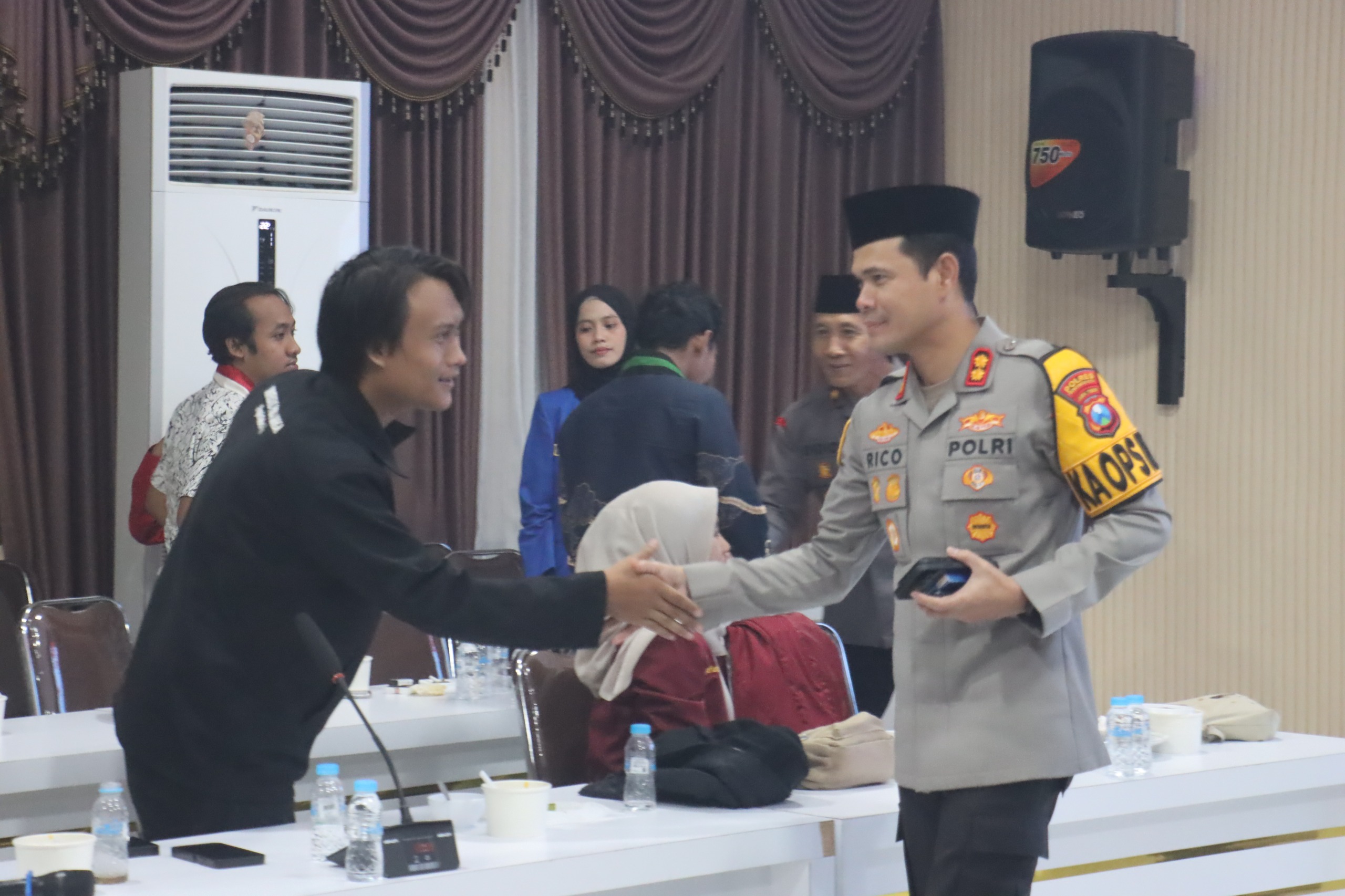 Kapolres Probolinggo Kota Bukber Bareng Ormek dan BEM, Buka Ruang Kritik Mahasiswa Kapolres Probolinggo Kota Bukber Bareng Ormek dan BEM, Buka Ruang Kritik Mahasiswa