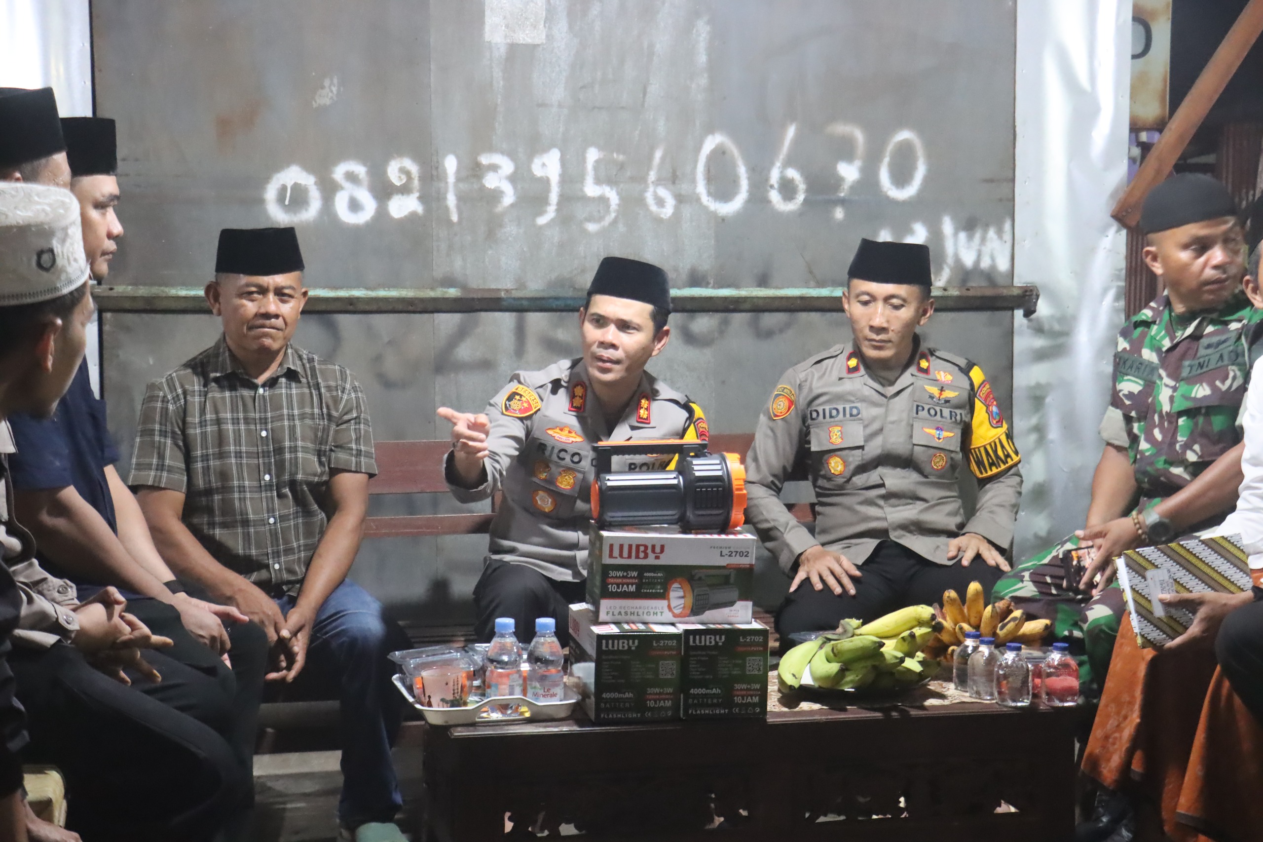 Kapolres Probolinggo Kota Pembinaan Satkamling di Jrebeng Lor, Serahkan Bantuan Senter untuk Ronda Malam