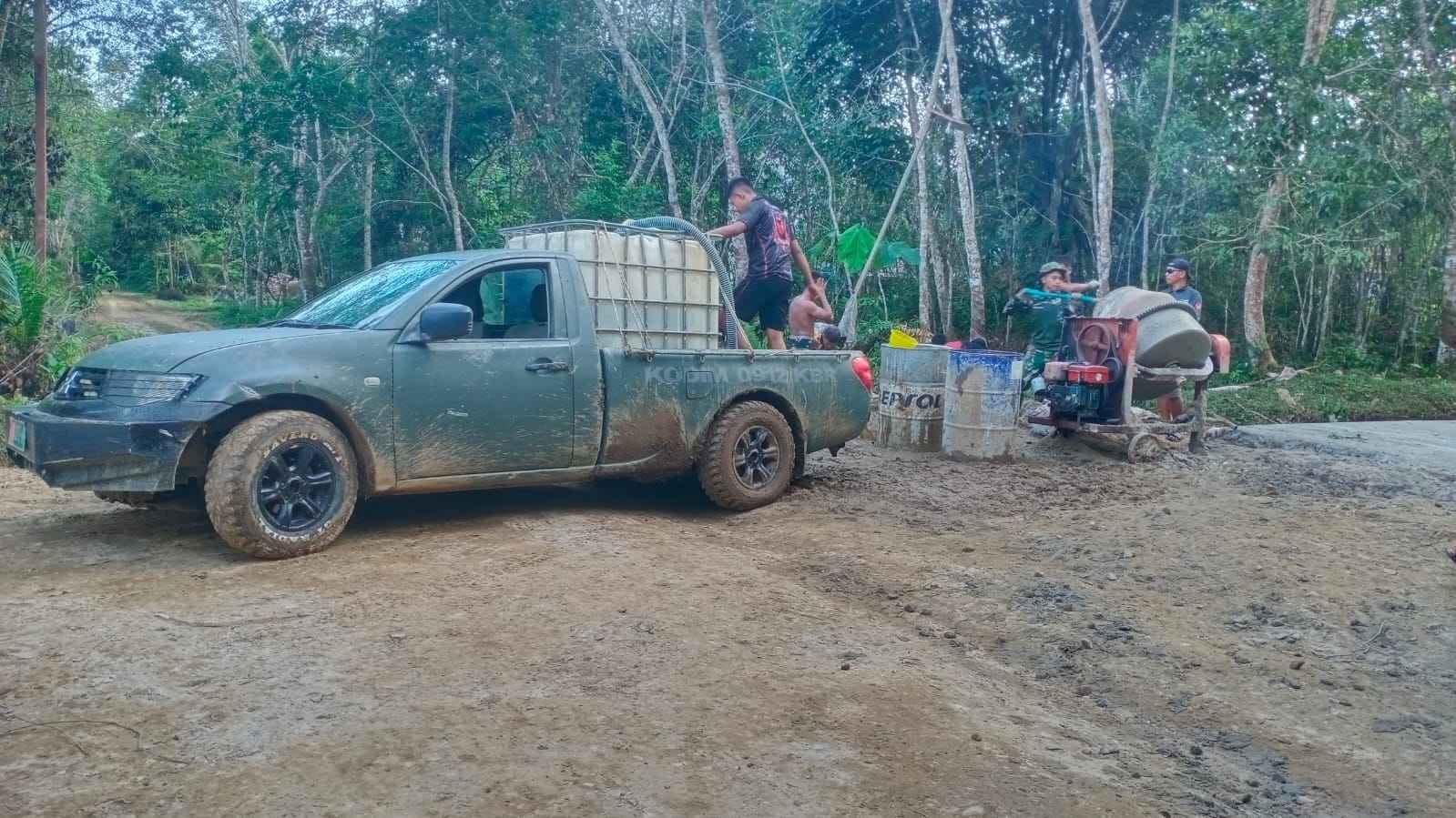 Pantang Kendur di Bulan Ramadhan, Anggota Satgas TMMD Kebut Pengerjaan Semenisasi Jalan Jalan