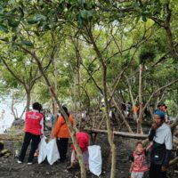 HPSN 2026 dan Dukung Jalin SAE, Kecamatan Gending Gelar Kurve Jum’at SAE GAS MASS di Pantai Utara Desa Gending