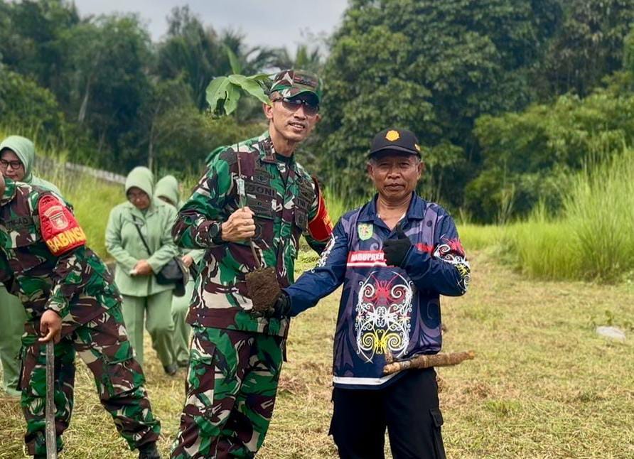 Hijaukan Lingkungan, Satgas TMMD Wiltas Ke-127 Kodim 0912/Kubar Gelar Penanaman Pohon di Lapak Oros