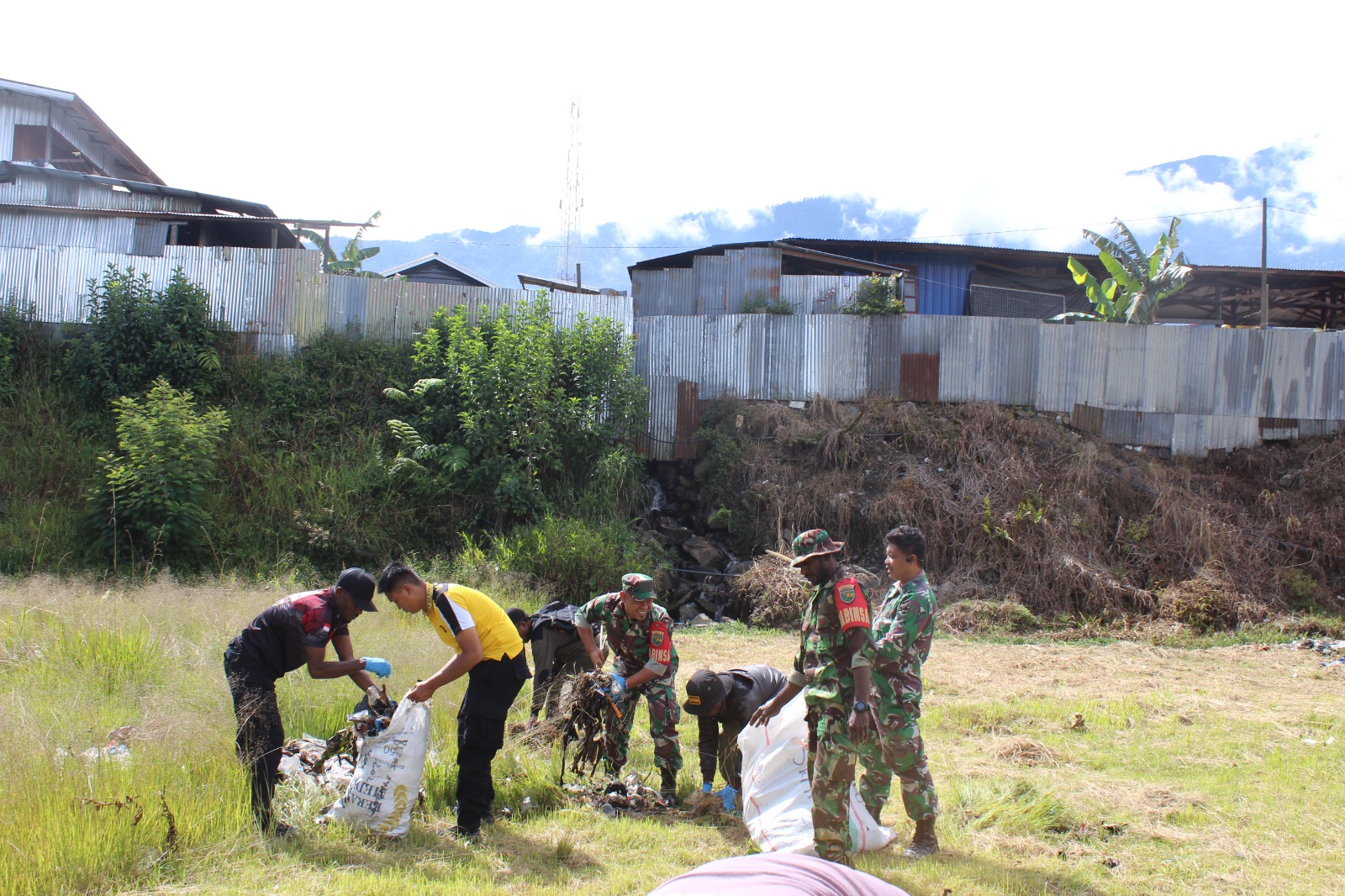 Karya Bakti Gabungan TNI-Polri dan Pemda: Pembersihan Sampah di Pasar Mama-Mama (Nagalomuni) Mulia Kota