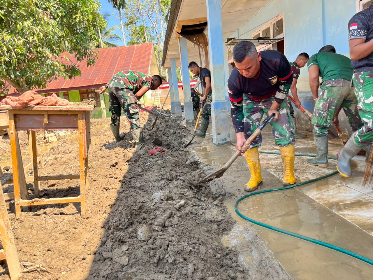 TNI AD Terjun Langsung Pulihkan Sekolah Terdampak Bencana di Aceh Tengah