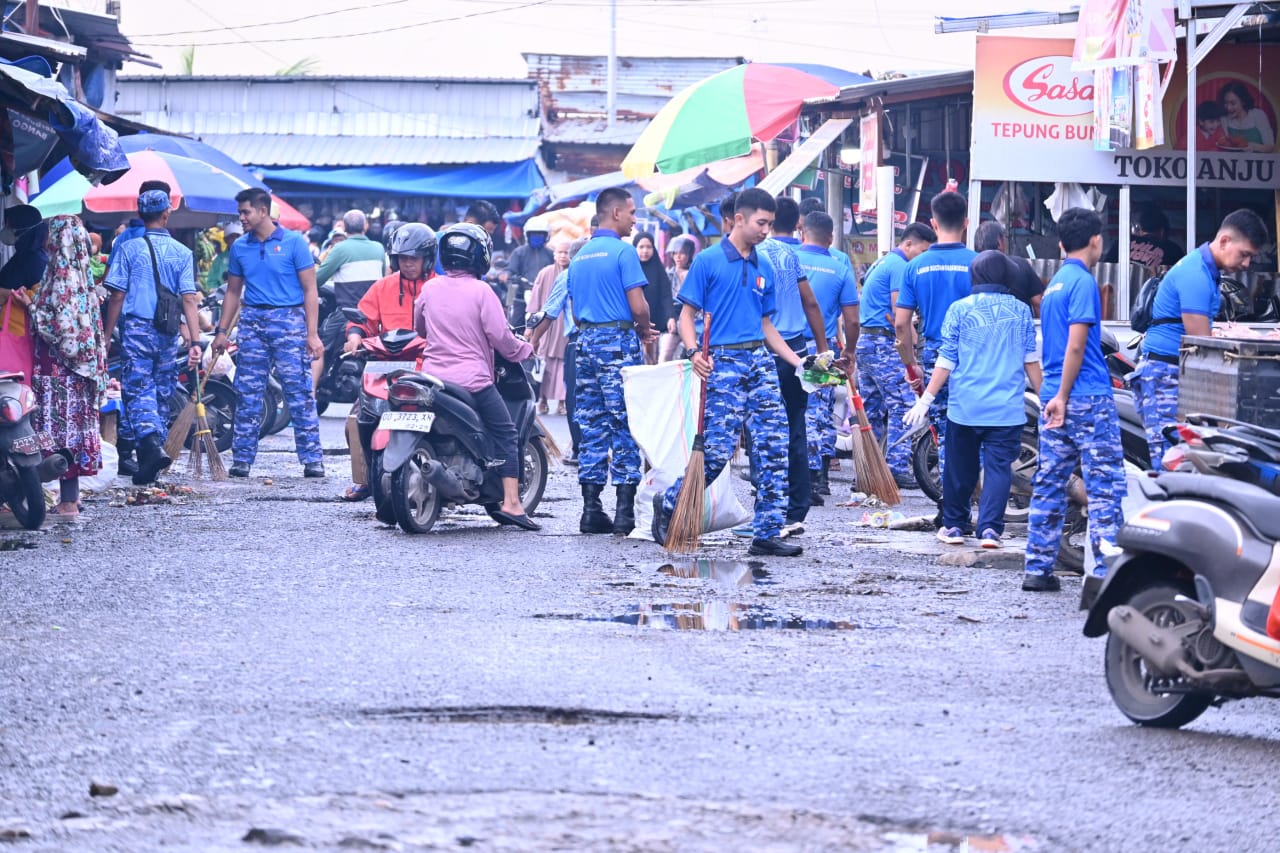 Gerakan Indonesia ASRI, Personel Lanud Sultan Hasanuddin Bersihkan Kawasan Terminal dan Pasar Daya Gerakan Indonesia ASRI, Personel Lanud Sultan Hasanuddin Bersihkan Kawasan Terminal dan Pasar Daya