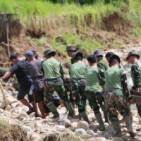 Gotong Royong TNI dan Warga Pacu Pembangunan Jembatan Perintis Garuda di Pesisir Selatan