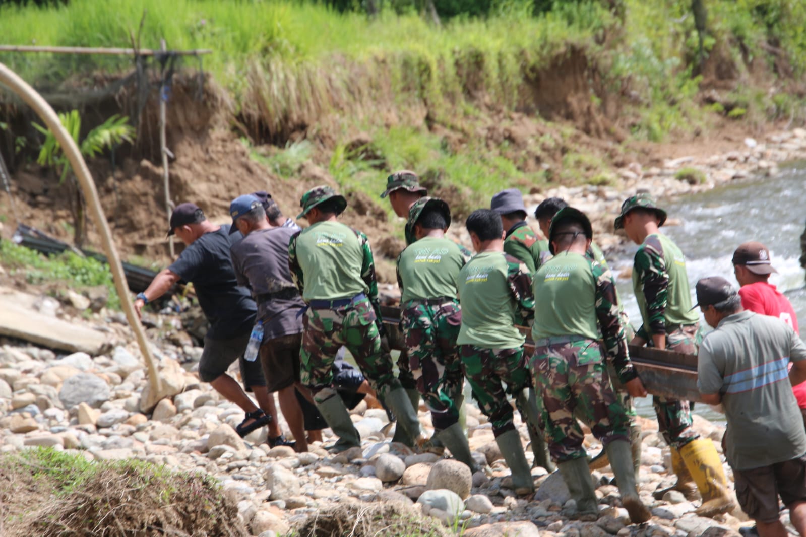 Gotong Royong TNI dan Warga Pacu Pembangunan Jembatan Perintis Garuda di Pesisir Selatan Gotong Royong TNI dan Warga Pacu Pembangunan Jembatan Perintis Garuda di Pesisir Selatan
