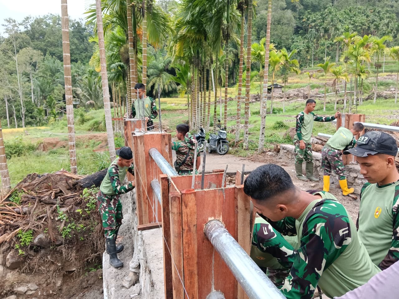 TNI AD Bangun Jembatan Aramco di Agam, Akses Warga Nagari Bayua Kembali Terbuka TNI AD Bangun Jembatan Aramco di Agam, Akses Warga Nagari Bayua Kembali Terbuka