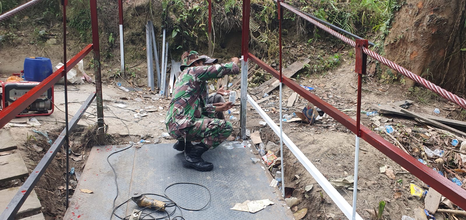 TNI AD Rampungkan Rehab Jembatan Gantung Halimbe, Akses Warga Labura Kembali Lancar