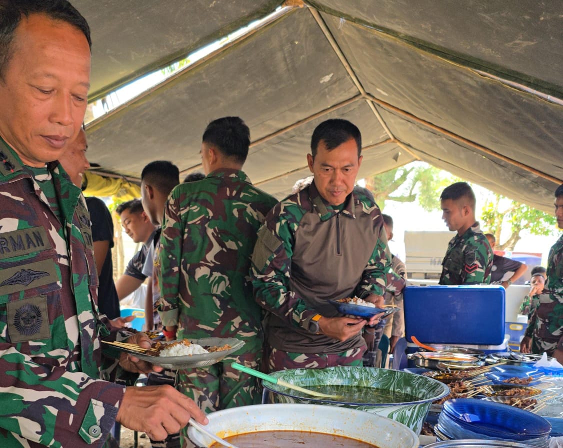 Satgas Kuala TNI–Jhonlin Laksanakan Tradisi Meugang Bersama Warga Aceh Tamiang Satgas Kuala TNI–Jhonlin Laksanakan Tradisi Meugang Bersama Warga Aceh Tamiang