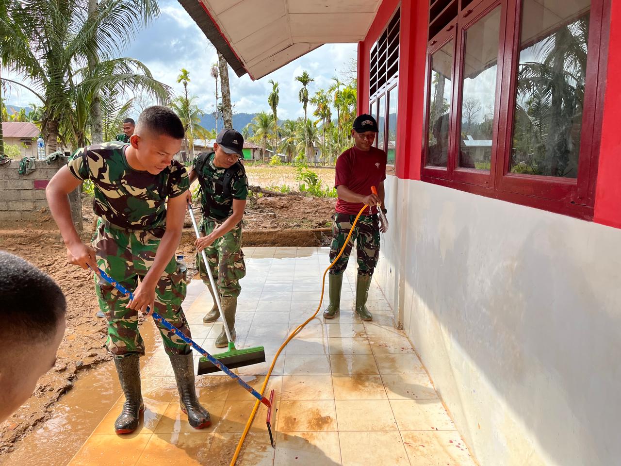 TNI AD Percepat Pemulihan Sekolah Terdampak Bencana di Tapanuli Tengah TNI AD Percepat Pemulihan Sekolah Terdampak Bencana di Tapanuli Tengah