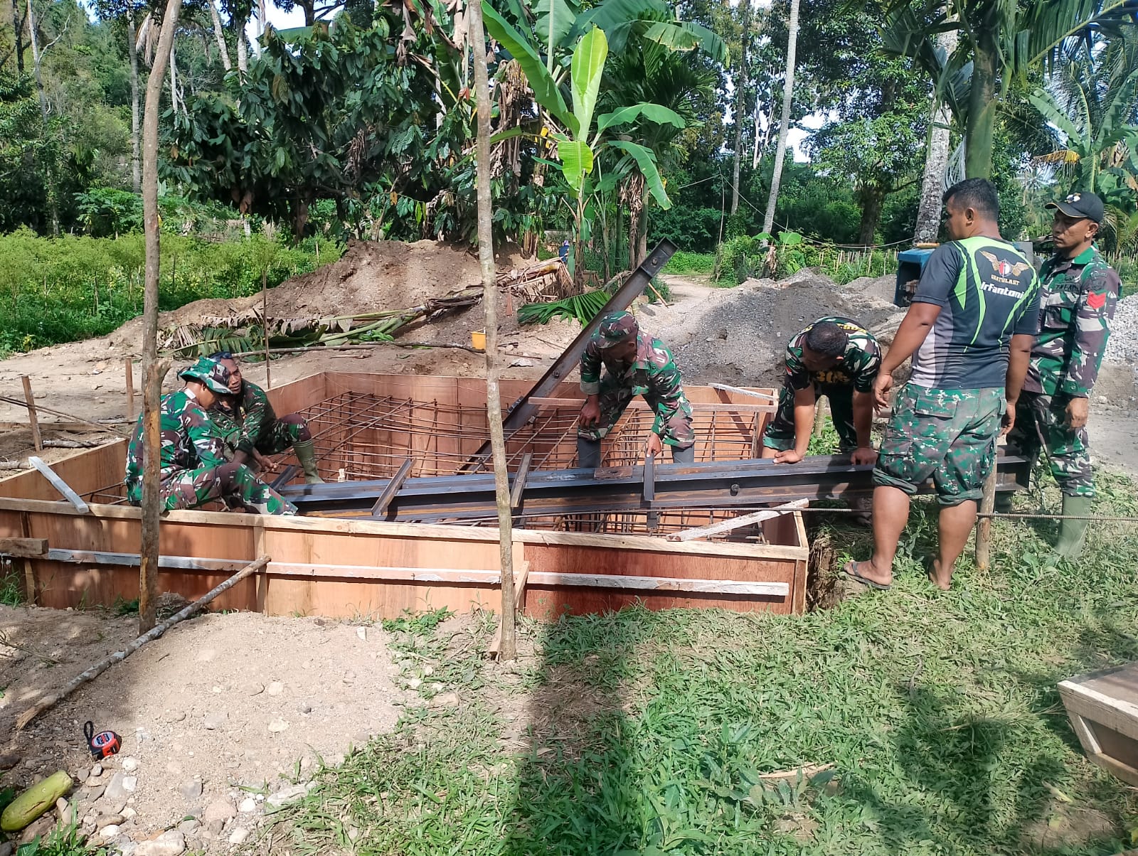 TNI AD Percepat Pembangunan Jembatan Gantung di Lima Puluh Kota, Akses Warga Segera Pulih