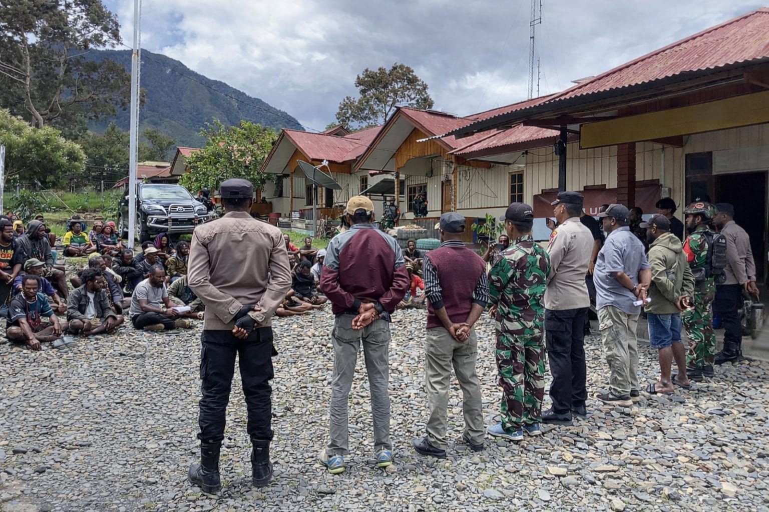 Koramil 1714-01/Ilu Kawal Aksi Demo Damai Masyarakat Distrik Ilu (20 Kampung) di Kabupaten Puncak Jaya Koramil 1714-01/Ilu Kawal Aksi Demo Damai Masyarakat Distrik Ilu (20 Kampung) di Kabupaten Puncak Jaya