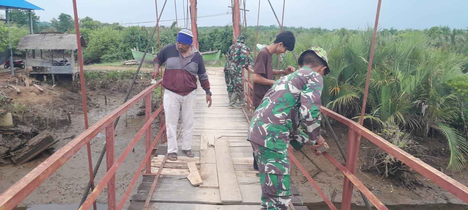 TNI AD Rampungkan Rehab Jembatan Gantung di Langkat, Akses dan Konektivitas Warga Kembali Normal