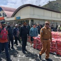 Dandim 1714/PJ Dampingi Bupati Puncak Serahkan Sembako Untuk Masyarakat Pengungsi di Kab. Puncak Jaya