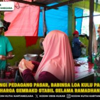 Sambangi Pedagang Pasar, Babinsa Loa Kulu Pastikan Harga Sembako Stabil Selama Ramadhan
