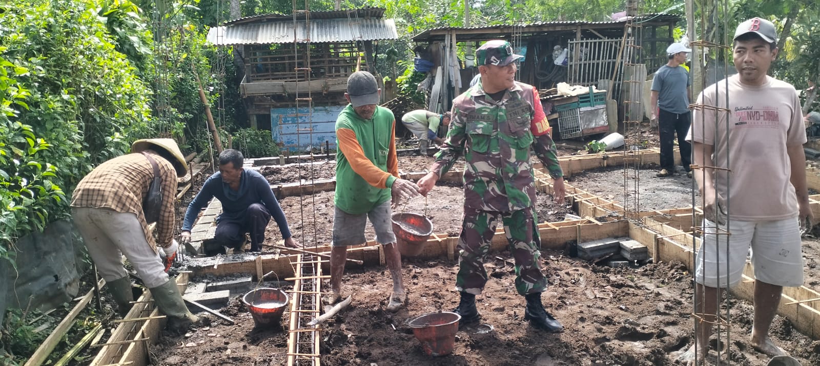 Wujud Kemanunggalan TNI-Rakyat, Babinsa Bakung Turun Langsung Bantu Warga
