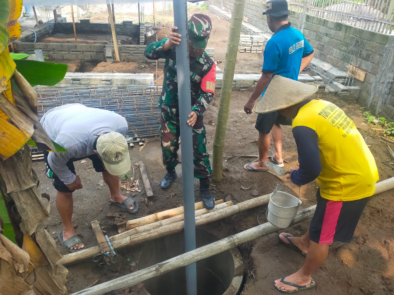 Babinsa Kelurahan Turi Aktif Renovasi MCK Warga, Tingkatkan Sanitasi Dan Kualitas Hidup Babinsa Kelurahan Turi Aktif Renovasi MCK Warga, Tingkatkan Sanitasi Dan Kualitas Hidup