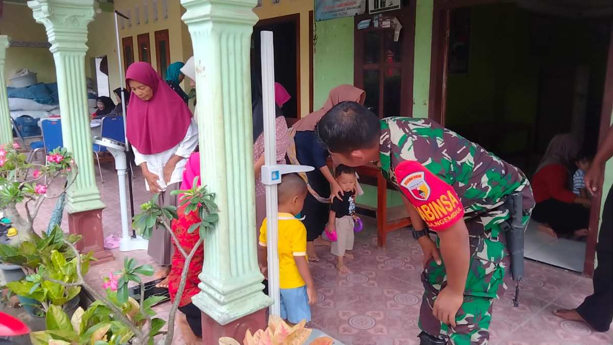 Peran Aktif Babinsa Sumberkembar Dampingi Posyandu, Dukung Pencegahan Stunting