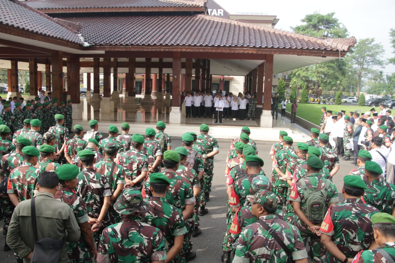 Penyerahan Simbolis Dan Pelepasan Kendaraan Truk KDKMP Di Wilayah Blitar Raya