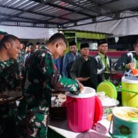 Hangatnya Kebersamaan, Satgas TMMD Ke 127 Kodim Blitar Buka Puasa Dan Tarawih Bersama Ansor Di Desa Krisik