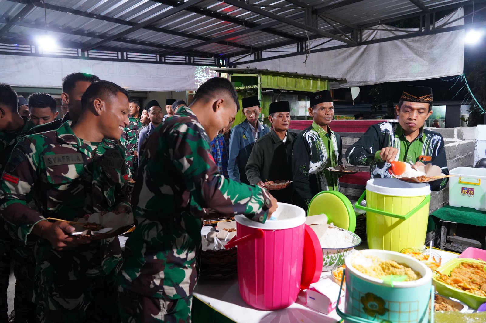 Hangatnya Kebersamaan, Satgas TMMD Ke 127 Kodim Blitar Buka Puasa Dan Tarawih Bersama Ansor Di Desa Krisik