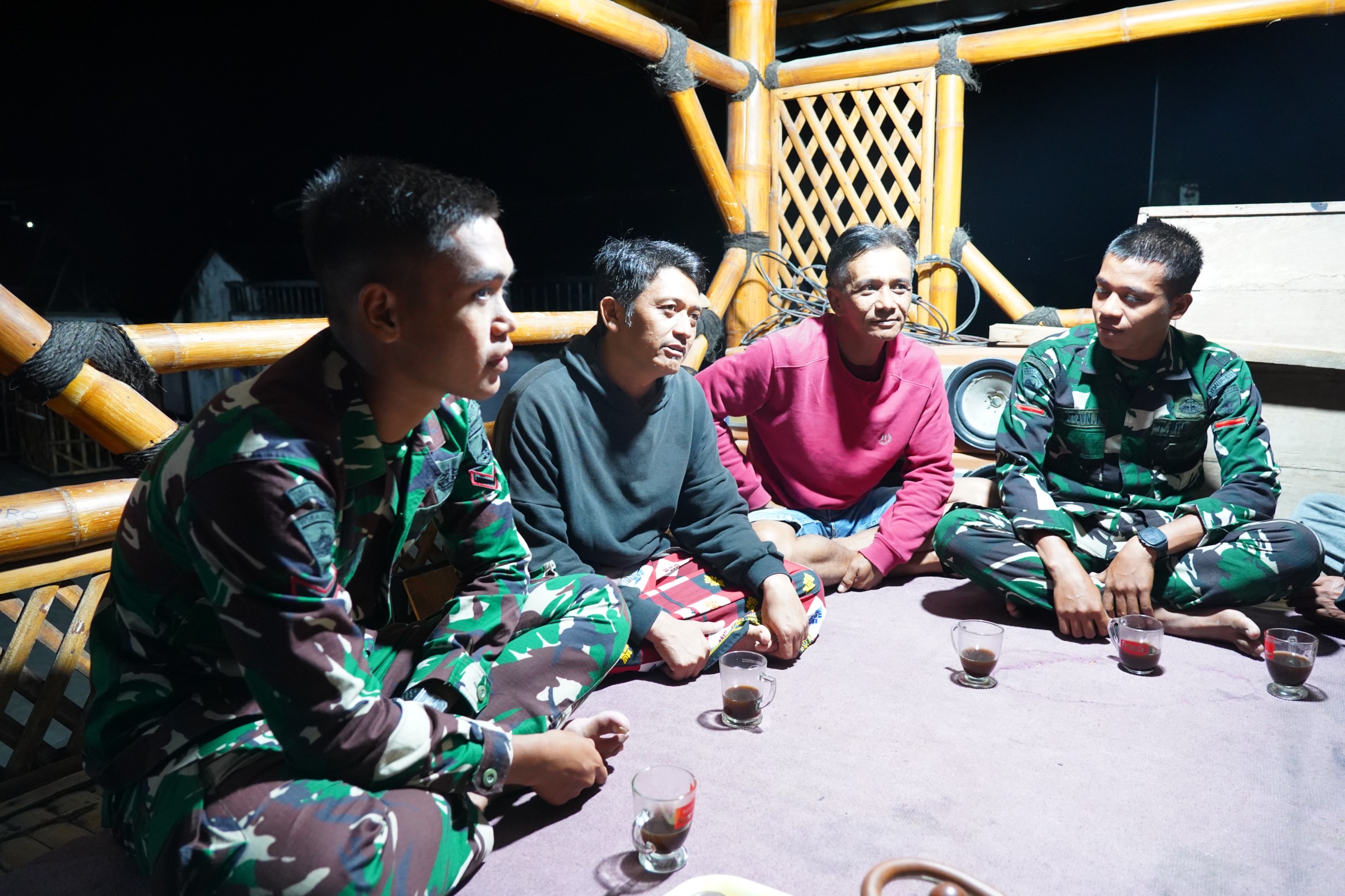 Pererat Kemanunggalan, Satgas TMMD Ke 127 Kodim 0808/Blitar Gelar Ronda Malam Bersama Warga Dusun Tirtomoyo