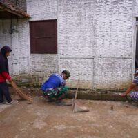 Sembari Menanti Buka Puasa, Satgas TMMD 127 Kodim Blitar Bantu Bersihkan Rumah Warga