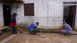 Sembari Menanti Buka Puasa, Satgas TMMD 127 Kodim Blitar Bantu Bersihkan Rumah Warga