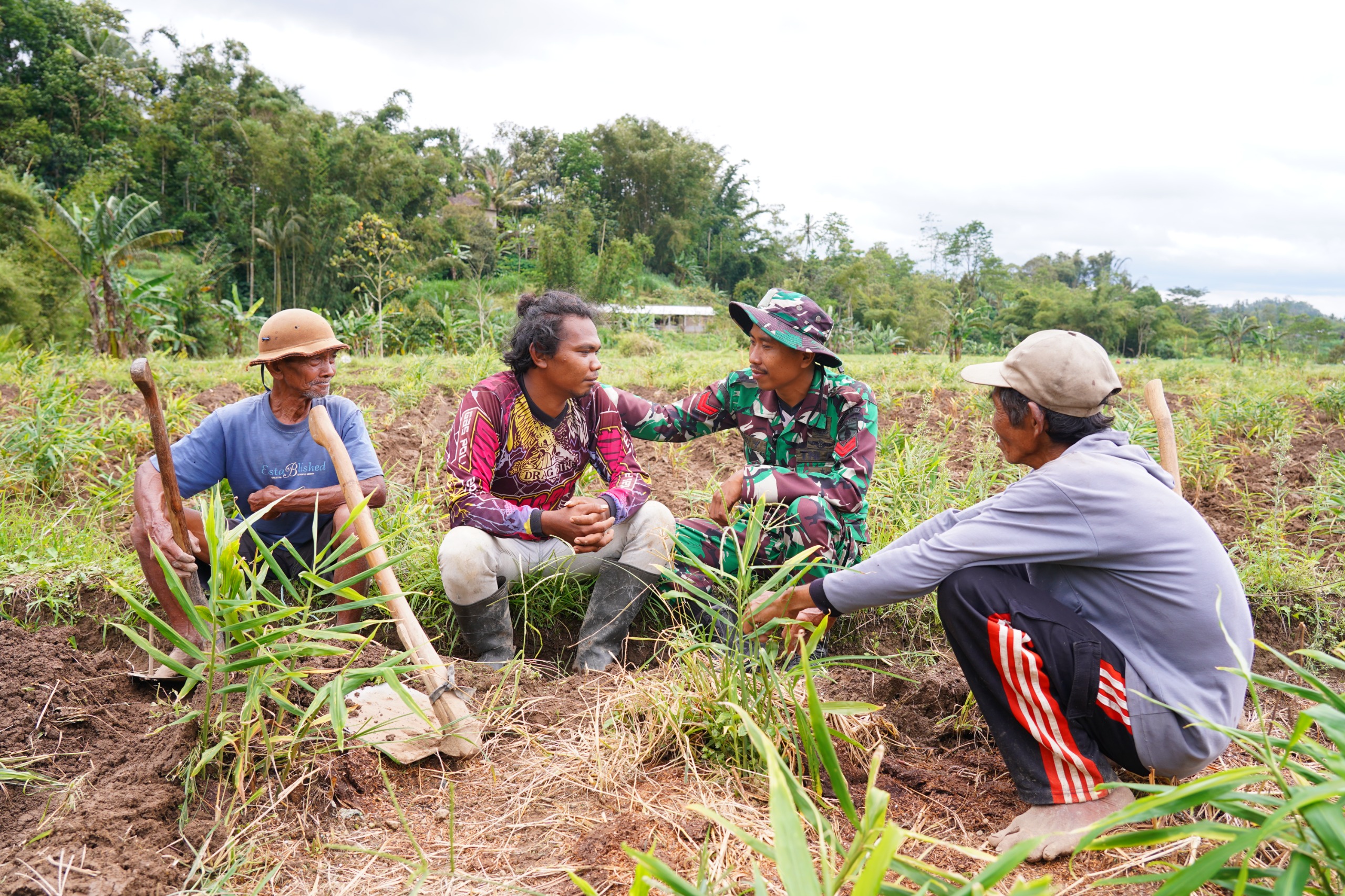 Disela Kesibukan, Satgas TMMD KE-127 Kodim 0808/Blitar Jalin Keakraban Bersama Petani Di Desa Krisik