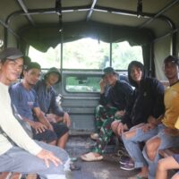 Hangat dan Akrab, Satgas TMMD dan Warga Kampung Bercengkerama Sebelum Lomba Dimulai